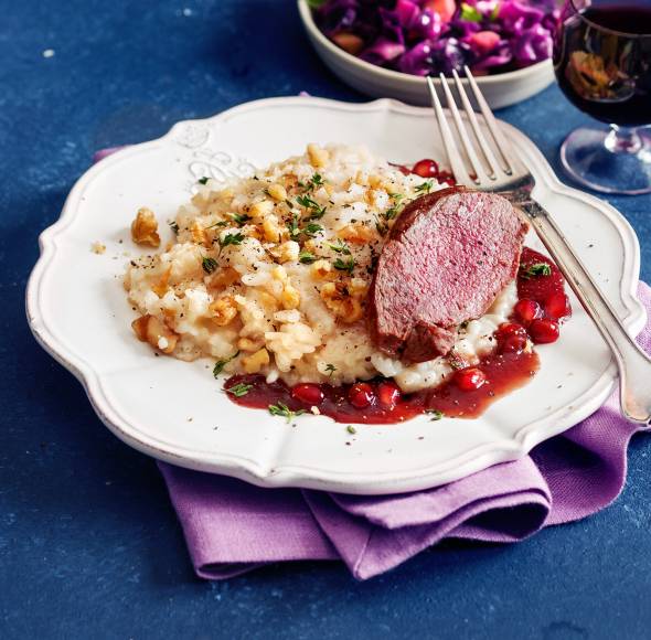 Rehrücken mit Granatapfelsoße auf Walnussrisotto