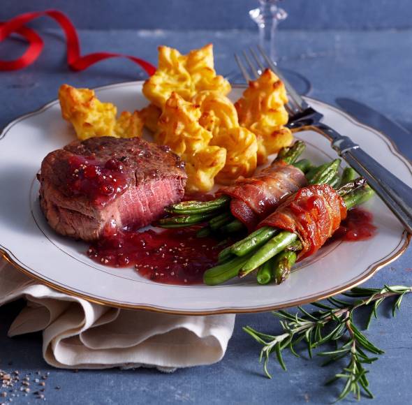 Weihnachtsfilet mit Zauberkartoffeln, Preiselbeersoße und Bohnen im Speckmantel