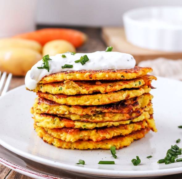 Gemüse-Kartoffelpuffer mit Kräuterdip