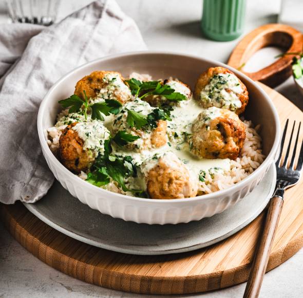 Geflügelfrikadellen mit Feta-Rahm-Soße
