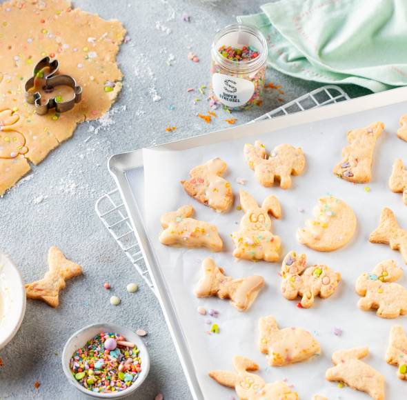 Oster-Kekse mit bunten Streuseln