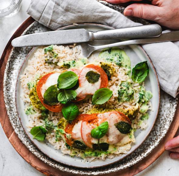 Pestohähnchen Tomate-Mozzarella mit Reis und Kräutersoße