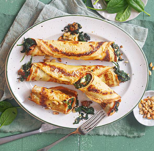 Pfannkuchenröllchen mit Spinat und Salsiccia