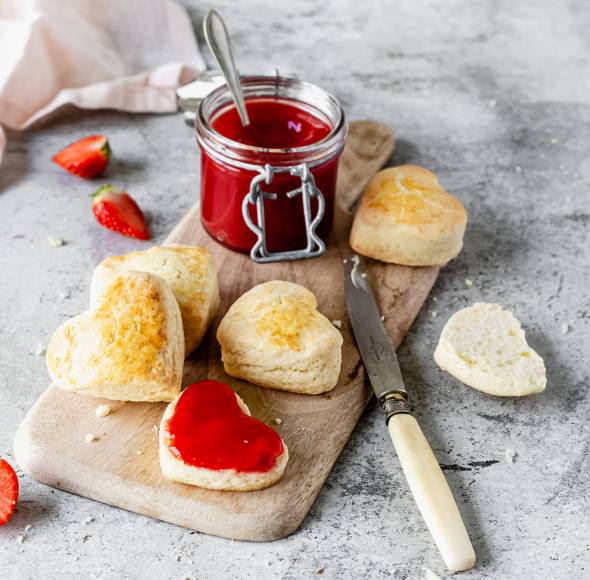 Herz-Scones mit Erdbeermarmelade