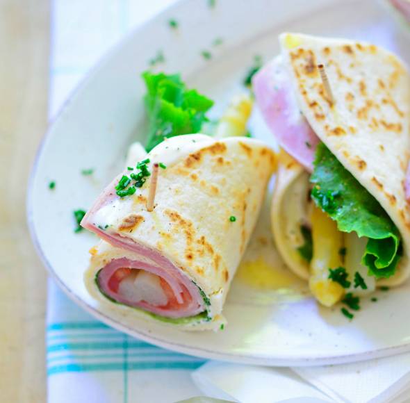Tortillaröllchen mit Spargel und Schinken