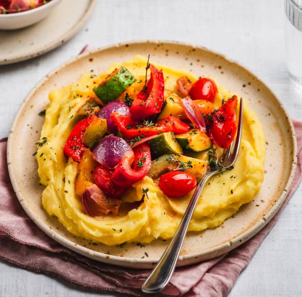 Knoblauch-Kartoffelstampf mit 3-Paprika-Ratatouille