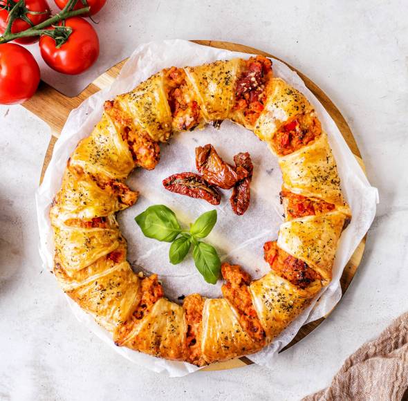Knuspriger Blätterteig-Pizzakranz