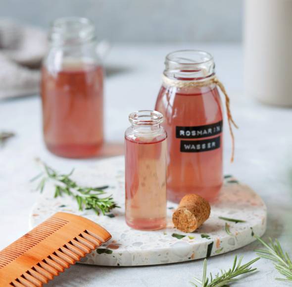 Rosmarinwasser für volles gesundes Haar