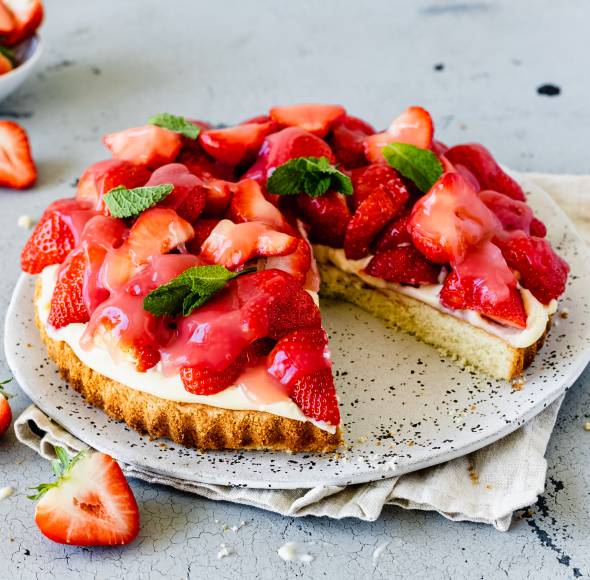 Einfacher Erdbeerkuchen mit Biskuitboden