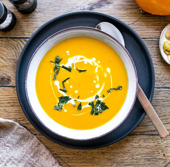 Kürbis-Kokos-Suppe mit Kürbiskernen