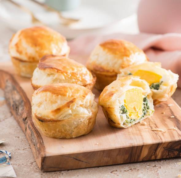 Traditionelle Blätterteigtörtchen mit Spinat und Eiern