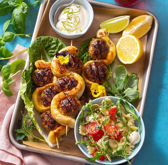 Zwiebelbrot-Fackeln mit Frikadellen