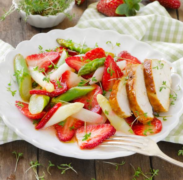 Erdbeer-Spargel-Salat mit Hähnchenbrust