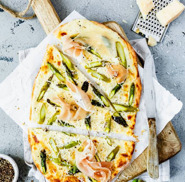 Flammkuchen mit grünem Spargel