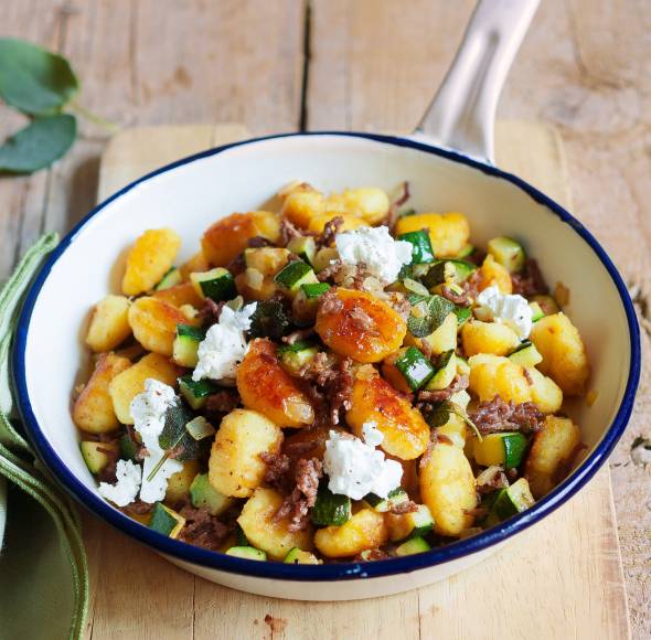Hackpfanne mit Gnocchi und Schafskäse