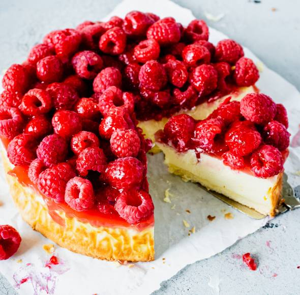 Himbeer-Cheesecake mit weißer Schokolade