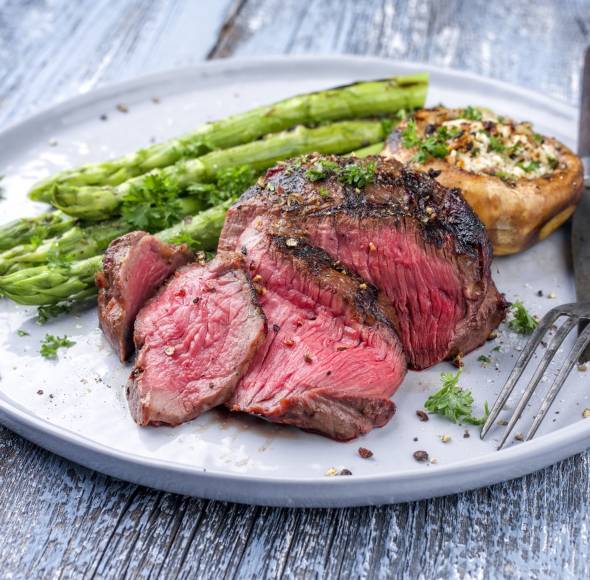 Rinderfilet mit grünem Spargel und gefüllten Champignons