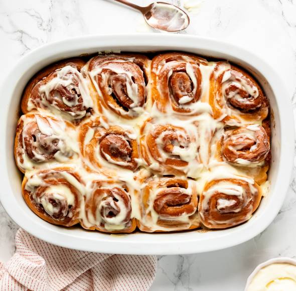 Zimtschneckenkuchen mit Frischkäseguss