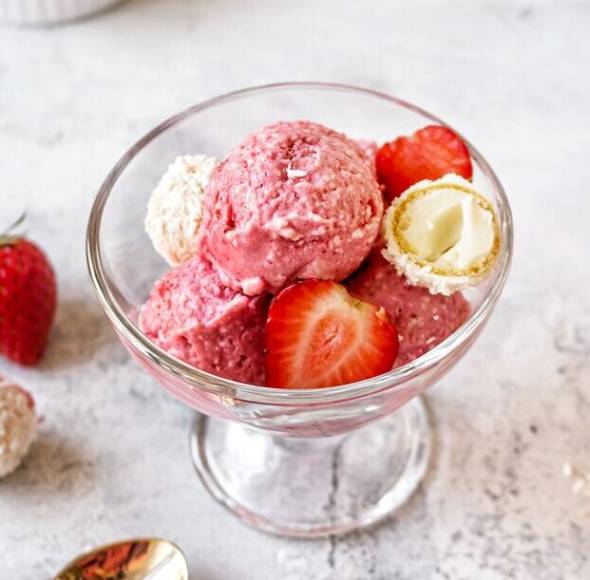 Erdbeer-„Raffaello“-Eis