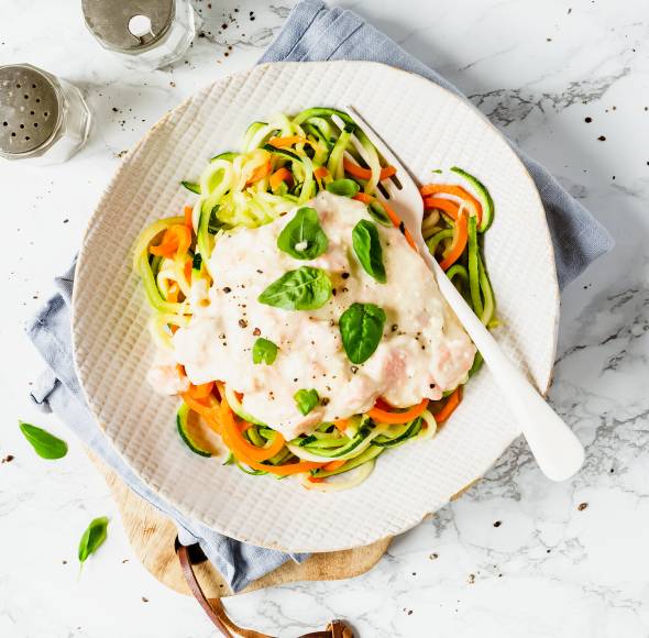 Zoodles mit Lachs-Feta-Soße