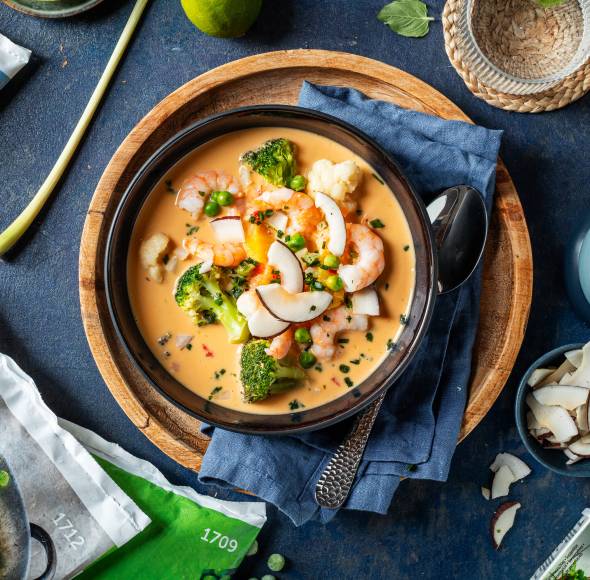 Leichte Kokossuppe mit Garnelen
