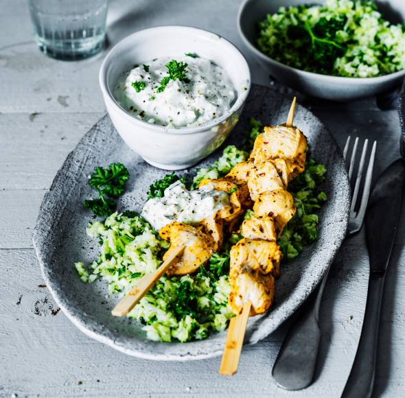Hähnchenspieße mit Zaziki und Krautsalat