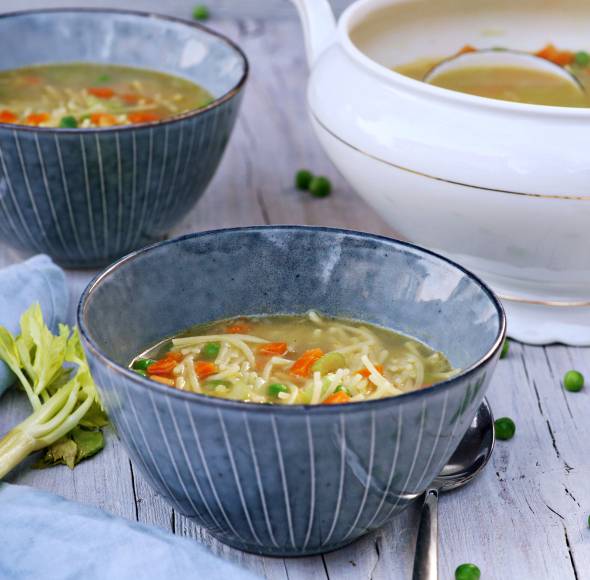 Klare Gemüsesuppe mit Nudeln
