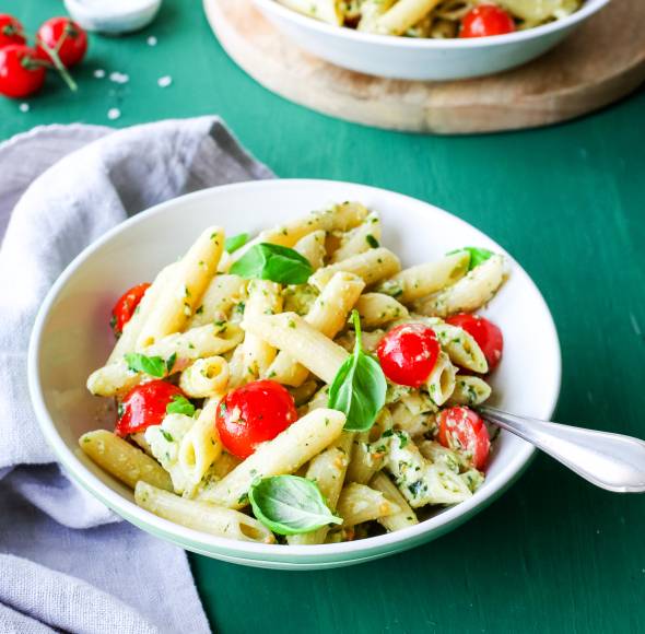 Nudelsalat mit Kräuterdressing, Tomaten und Mozzarella