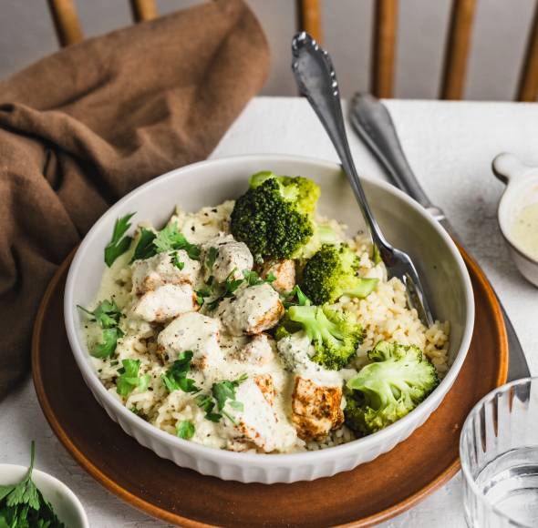 Hähnchenwürfel mit Reis und Ranchsoße