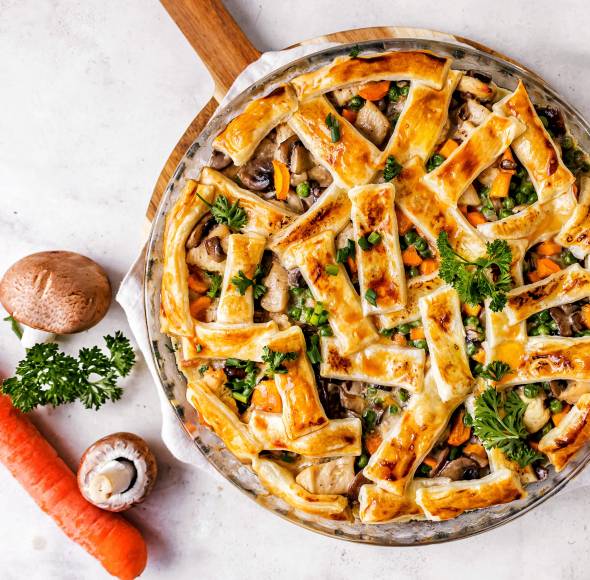 Einfacher Hähnchen-Auflauf mit Blätterteig-Knusper-Topping