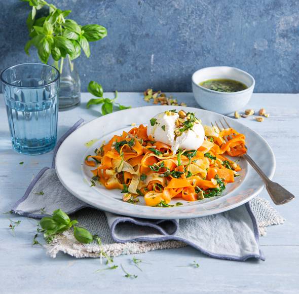 Karotten-Bandnudeln mit Burrata