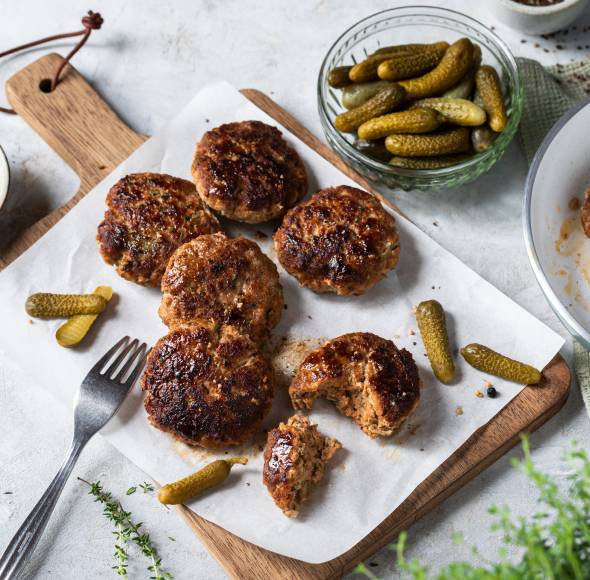 Frikadellen mit Cornichons