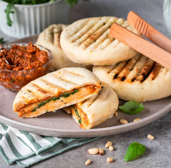 Gefülltes Tomate-Mozzarella-Grillbrot