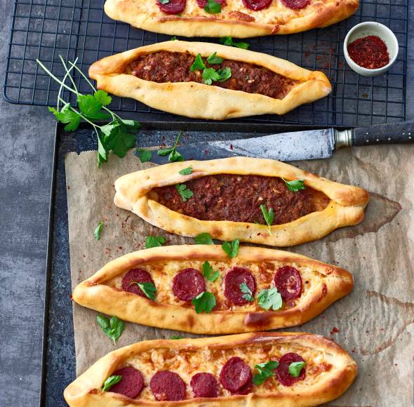 Pizza Pide Salami & Bolognese