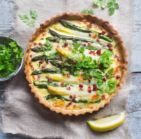 Spargel-Hollandaise-Quiche mit Speck