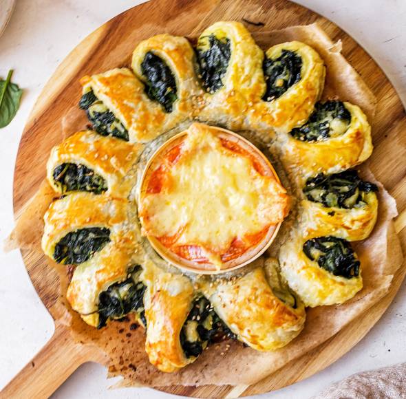 Spinat-Blätterteigkranz mit Camembert