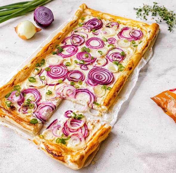 Schnelle Zwiebelgalette vom Blech für deine Gäste