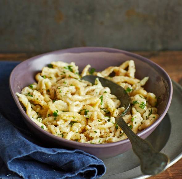 Cremige Käse-Nuss-Spätzle in 15 Minuten