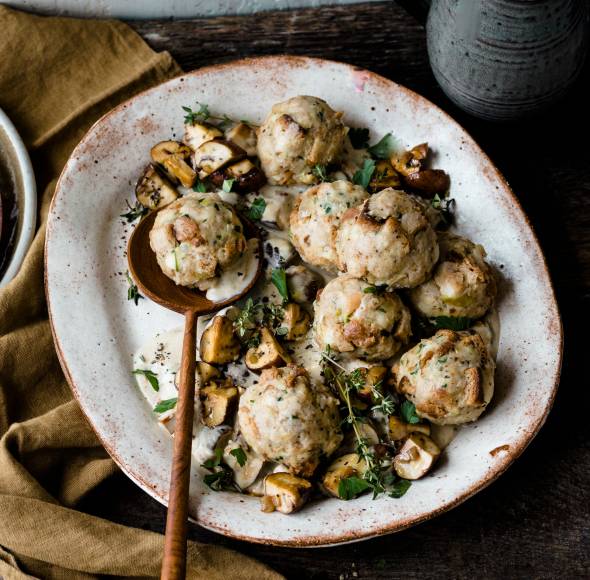 Einfache Semmelknödel mit Pilzrahm