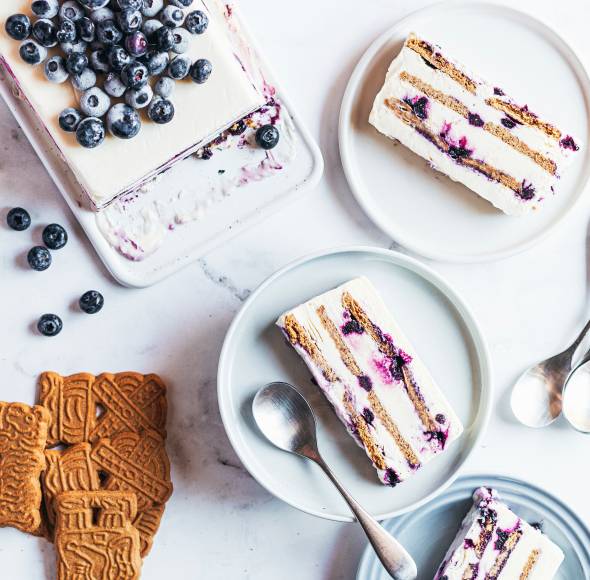 Einfaches Spekulatius-Eis mit Blaubeeren