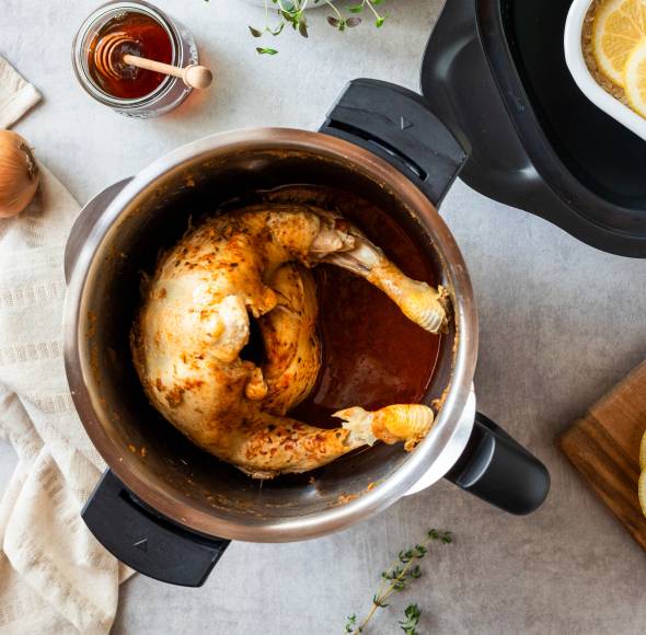 Ganzes Hähnchen im Mixbehälter