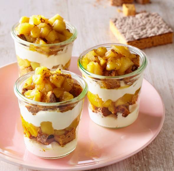 Honigkuchen-Dessert mit Apfelkompott