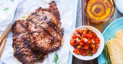 Gegrillte Rindersteaks in Kräuter-Oliven-Marinade mit Tomatensalsa