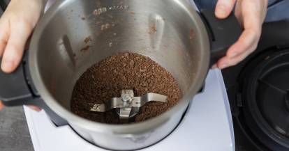 Draufsicht auf zerkleinerte Schokolade im Monsieur Cuisine