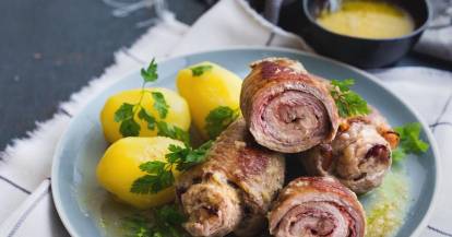 Kalbsroulade mit Kartoffeln auf Teller