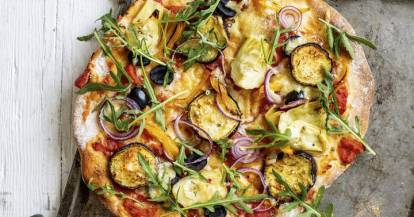 Pizza mit Gemüse auf Blech