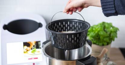 Kocheinsatz mit Reis wird aus dem Mixbehälter genommen.
