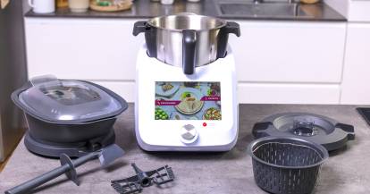 Monsieur Cuisine Smart steht mit dem Zubehör auf einer Arbeitsfläche.