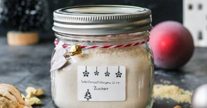 Weihnachtsgewürz-Zucker als Geschenk im Glas.