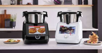 Monsieur Cuisine smart in der Black Edition und in Weiß auf einer Arbeitsplatte